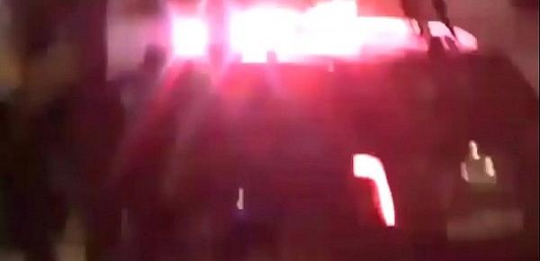  POLICIA PERUANO CON CAMIONETA DE LA 105 MANOSEA A VENEZOLANA DE NOCHE